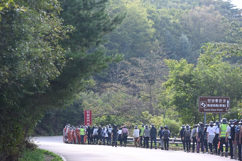 천은사에서 시암재로 올라가는 지리산 노고단길을 순례하는 대중과 휴식하는 모습들  (6)